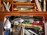 de nombreux types de couteaux différents dans une boîte en bois