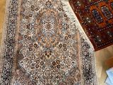 un tapis posé à même le sol, à côté d'un autre tapis posé à même le sol