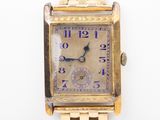 une image représentant une montre-bracelet en or avec des chiffres romains