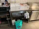 un sac posé sur une table dans une cuisine