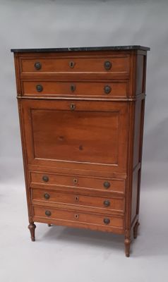 une image d'une commode en bois avec un plateau en marbre