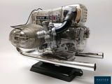 une maquette de moteur à réaction exposée sur un socle