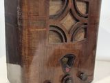 une vieille radio posée sur une table