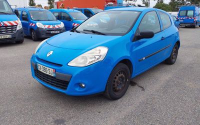 une voiture bleue garée sur un parking avec d'autres voitures