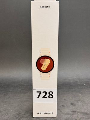 le dos d'une boîte blanche sur laquelle figure un logo rouge et jaune