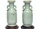 deux vases placés l'un à côté de l'autre