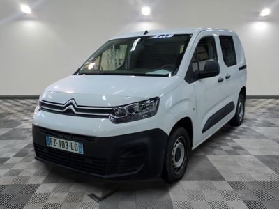 la camionnette blanche est garée sur le sol en damier d'une pièce