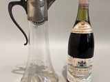 une bouteille de vin à côté d'un pichet en verre et d'une bouteille de vin