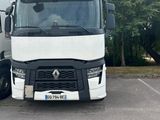un camion blanc garé dans un parking