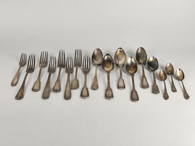 un ensemble de cuillères et de fourchettes posées sur une table