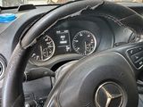 un volant et un tableau de bord de voiture dans un garage