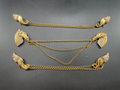un ensemble de quatre bracelets à chaîne dorée sur un fond noir