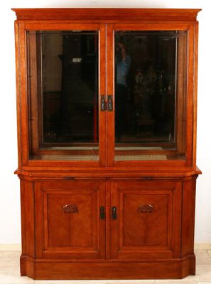 une armoire en bois surmontée de deux portes vitrées