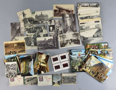 de nombreuses cartes postales anciennes et des cartes postales sur la table