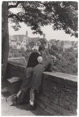 photographie en noir et blanc de deux femmes penchées au-dessus d'un mur de pierre