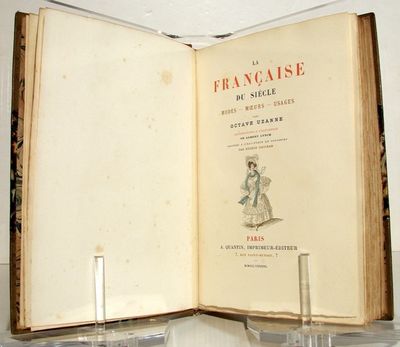un livre ouvert sur lequel figure l'image d'une femme en robe