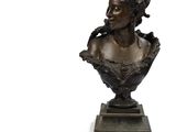 buste en bronze représentant une femme avec un oiseau sur l'épaule