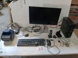un bureau sur lequel se trouvent un ordinateur, un clavier, une souris et d'autres appareils électroniques