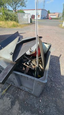 une boîte en métal contenant tout un tas d'objets