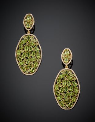 une paire de boucles d'oreilles en péridot et diamants