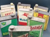 six bidons d'essence sont alignés sur une table