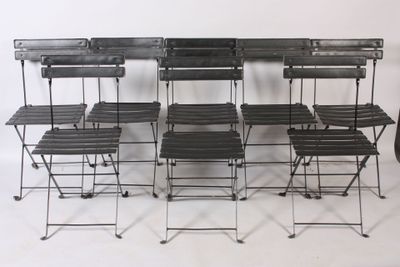 a lot of chairs that are lined up together