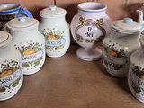 de nombreux vases posés sur une table