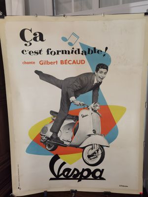une affiche annonçant un concert, sur laquelle figure un homme à scooter