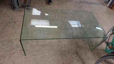 une table basse en verre