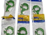 quatre aimants en plastique verts en forme de dauphin, présentés dans des sachets sur fond blanc