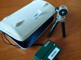 un ordinateur portable posé sur un bureau, avec une loupe à côté