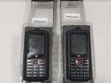 deux téléphones portables dans leur emballage, posés sur la table