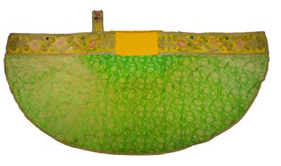 PARAMENTIQUE Pluvial en tissu lampas à motifs beige sur fond…