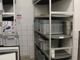 une cuisine équipée de nombreuses étagères et de nombreux bacs de rangement
