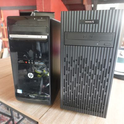 un ordinateur de bureau posé sur une table en bois