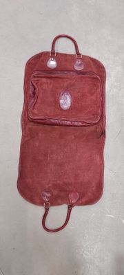 un sac à dos rouge posé par terre