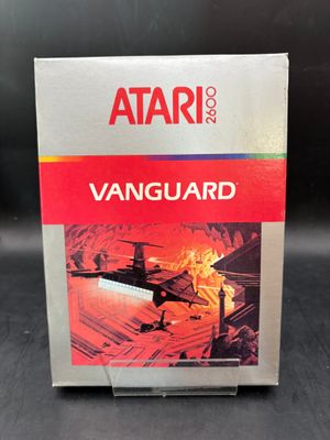 un gros plan sur une boîte du jeu « Vanguard » d'Atari