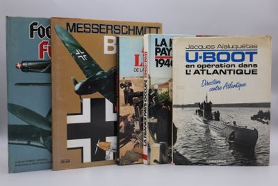 trois livres posés sur une surface blanche, avec un bateau en arrière-plan