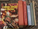 plusieurs livres sont empilés sur une table