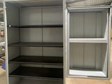 une photo d'une armoire de rangement métallique dans un entrepôt