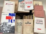 plusieurs livres sont empilés sur une table