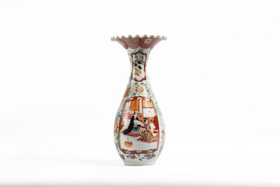 un vase posé sur une surface blanche