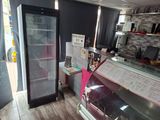 une vitrine en verre au milieu d'un magasin