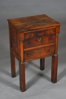une image représentant une petite table en bois sur laquelle se trouvent deux tiroirs