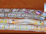 une table en bois sur laquelle sont posés plusieurs magazines