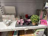 une étagère sur laquelle sont disposés divers articles dans un magasin