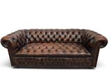 un canapé Chesterfield en cuir marron sur fond blanc