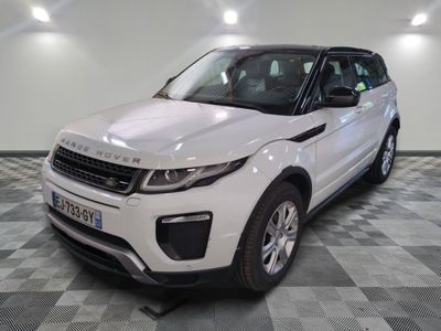 une photo d'un Land Rover blanc garé dans un garage