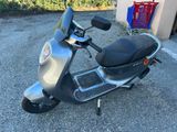 un scooter garé dans un parking
