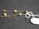 Gros plan sur un collier portant une étiquette